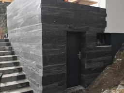 Stein im Kontext mit Holz und Natur