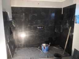 Duschanlage in Naturstein