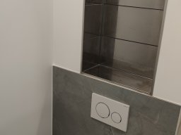 Nische mit Beleuchtung und Glasfliesen